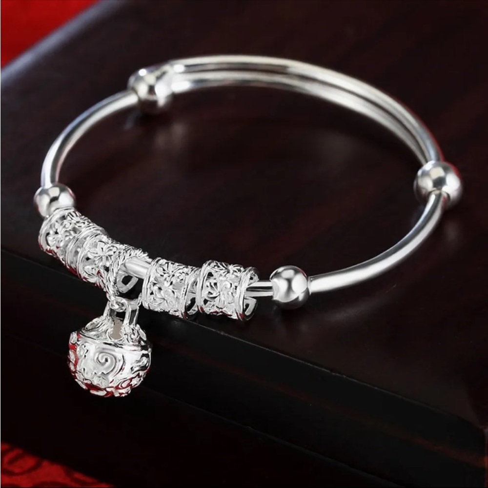 101. NEW Fine Silver Color Adjustable Bracelet